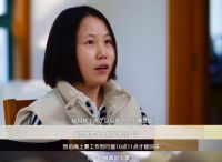 这家人上下铺住了6年！缝纫机当书桌！如今发生这些改变…