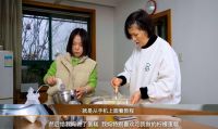这家人上下铺住了6年！缝纫机当书桌！如今发生这些改变…