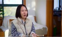 这家人上下铺住了6年！缝纫机当书桌！如今发生这些改变…