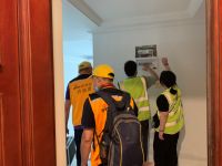 高端楼盘交房首日，验房师电梯里被业主“截”到家