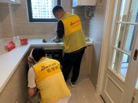 高端楼盘交房首日，验房师电梯里被业主“截”到家
