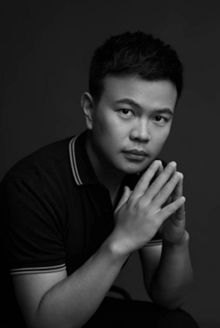 年轻的人在吃手 描述已自动生成