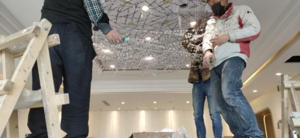 男人和女人在跳舞 中度可信度描述已自动生成