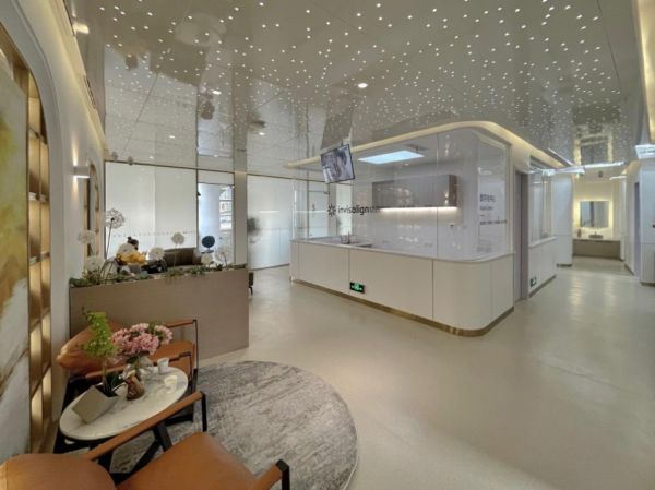 厨房的摆设布局 中度可信度描述已自动生成