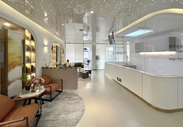 图片包含 室内, 房间, 天花板, 桌子 描述已自动生成