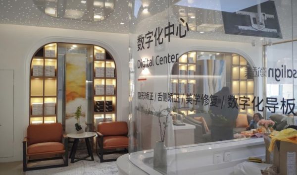 图片包含 室内, 窗户, 桌子, 建筑 描述已自动生成