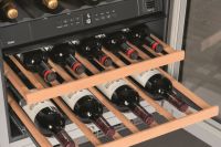 Liebherr利勃海尔Vinidor UWTes 1672酒柜，打造嵌入式双温区储酒典范