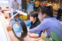 郎朗现身光明园迪门店，对品质设计赞不绝口