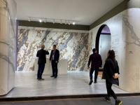 马可波罗瓷砖2022年新品亮相博洛尼亚国际陶瓷卫浴展，曲面岩板倍受瞩目