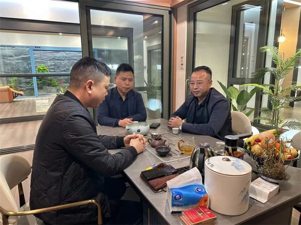2023喜牧龙系统门窗董事长温武强走访各地专卖店