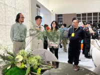 潮这儿看｜百得胜在水漆团标的滋养下，像苔一样生长