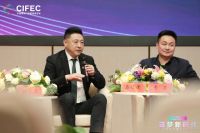 米兰之窗董事长马俊清受邀出席“筑梦新时代”中国家居门窗行业研讨会暨重点项目签约活动并致辞