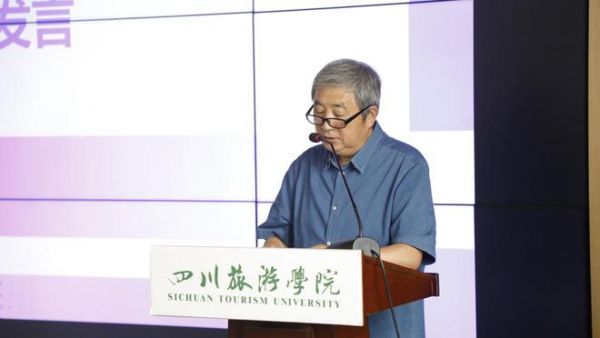 大展组委会主任、四川省高等教育学会秘书长赵锦棻发言