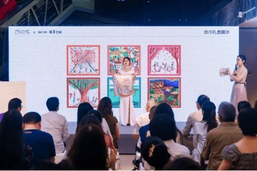 “我眼中的世界”云南第三空间卓域楼彝族儿童公益画展拍卖会圆满举行