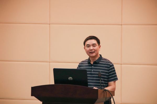 戴向东   家具与艺术设计学院院长、《家具与室内装饰》总编