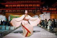 玩转高端时尚！华帝用一场穿越古今的品牌盛典演绎厨电“白科技”