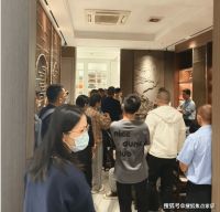 又一知名定制企业经销商跑路 消费者拉横幅维权