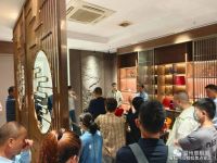 又一知名定制企业经销商跑路 消费者拉横幅维权