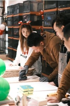 星光闪烁下的圣诞奇迹：木地板美术馆的唯美庆典
