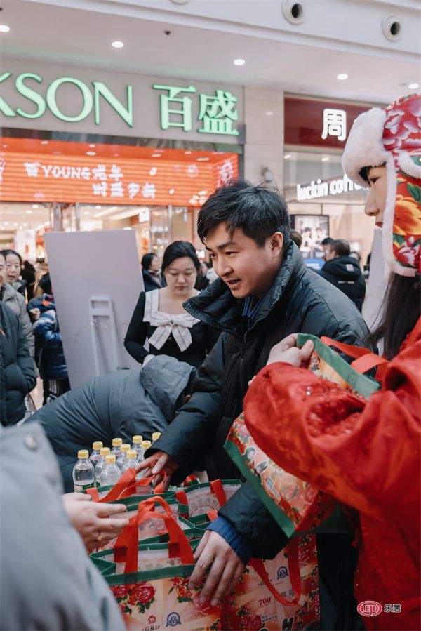 “家在沈阳”冬日雪暖阳 和平送福——设计师杨莹助力沈阳文旅行动