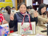“热辣滚烫爱自己”社区送岗，温情欢庆女神节