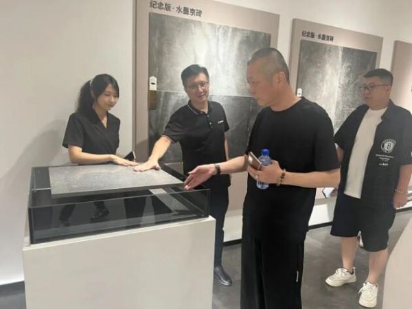 共话家居发展新趋势：湖南千思装饰集团一行莅临鹰牌总部参观交流