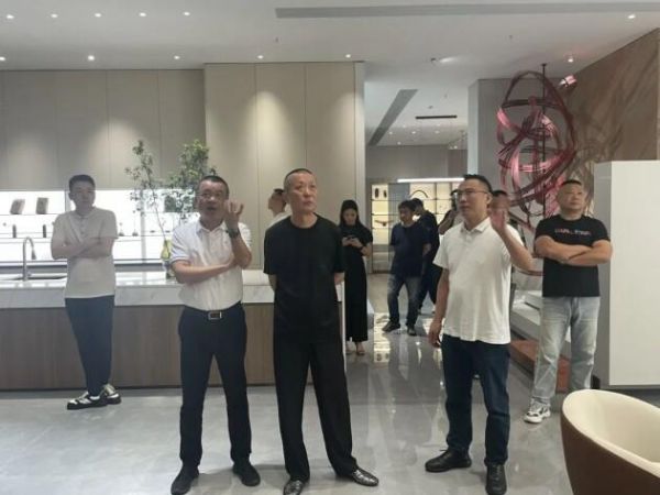 共话家居发展新趋势：湖南千思装饰集团一行莅临鹰牌总部参观交流