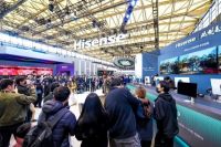 机器人对话海信百吋巨幕:AWE2025上演中国AI科技协奏曲