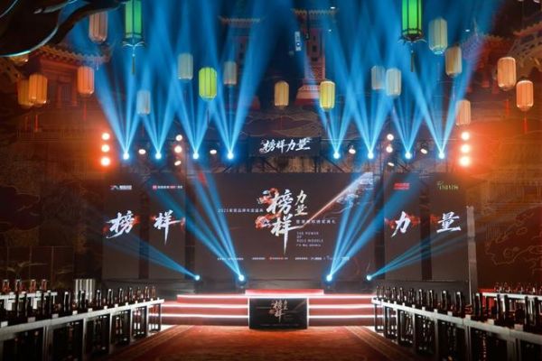 榜样力量 | 强辉精工瓷砖斩获2025年度家居领军品牌！