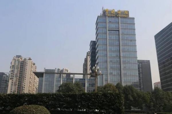 榜样力量 | 强辉精工瓷砖斩获2025年度家居领军品牌！