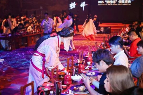 【2025榜样力量】：领鹏时代瓷砖揽三奖 ，荣膺“潮榜样”