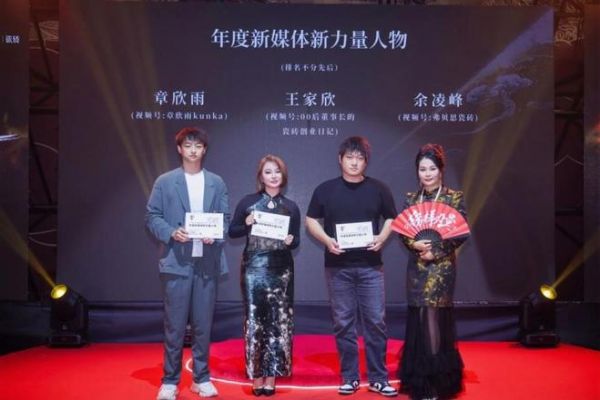 【2025榜样力量】：领鹏时代瓷砖揽三奖 ，荣膺“潮榜样”