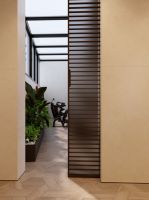 推开家的艺术边界：ZMKM格栅移门让空间自由呼吸！