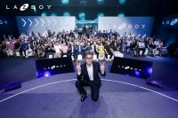 La-Z-Boy携手演员李乃文诠释舒适真谛，秋季新品给出“舒适答案”​