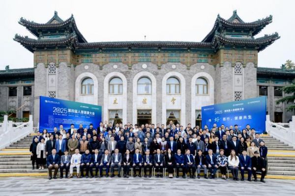 博格奇不锈钢全屋定制项目总经理叶锦盛先生出席中国建材协会金属家居分会成立仪式，共探健康人居发展