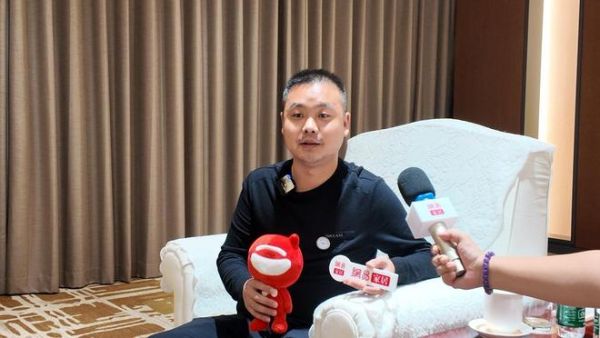 【权威认证】步铝家居荣任中国建材市场协会金属家居分会理事单位，董事长黄彩鹏受邀发言并接受媒体专访