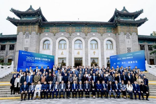 【权威认证】步铝家居荣任中国建材市场协会金属家居分会理事单位，董事长黄彩鹏受邀发言并接受媒体专访