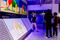 全球KOL也“追星”！科技博主在海信见证RGB-Mini LED色彩奥秘