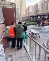 七旬独居老人突发心脏不适，热心中介护送就医