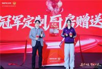 跳高冠军邵雨琪空降森歌峰会，与森歌互赠“冠军礼”