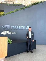 图为科技CEO苏世鹏受邀出席NVIDIA GTC 2026大会，与英伟达CEO黄仁勋合影留...