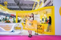 于璀璨色泽间，照见当代东方生活的优雅腔调，共赴盛会，于礼序之间映见一杯光芒