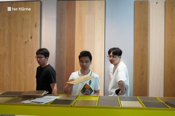 展位人流实拍、客商品鉴产品现场图