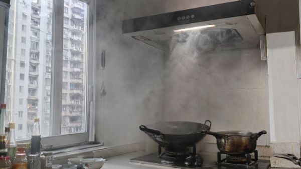 厨房油烟溯源：老式传统烟机 vs 美大双变频集成灶排烟差距多大