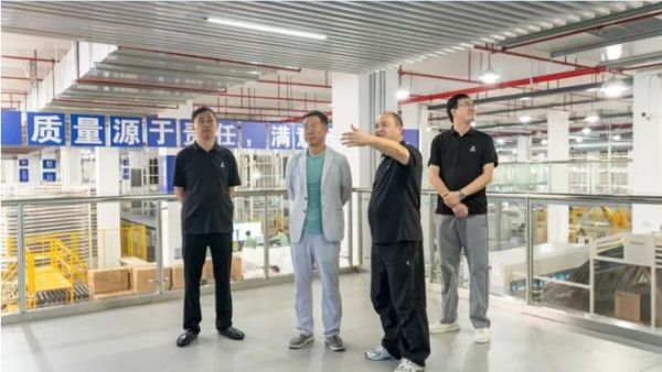 CCTV《大国品牌》总出品人吴纲一行到访云峰莫干山，深入交流共探品牌发展新路径