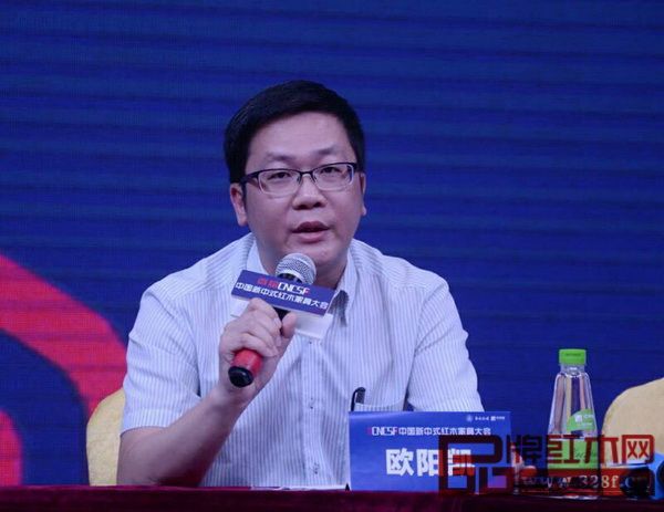 大涌镇党委委员欧阳凯在新中式红木大会媒体见面会上回答记者提问