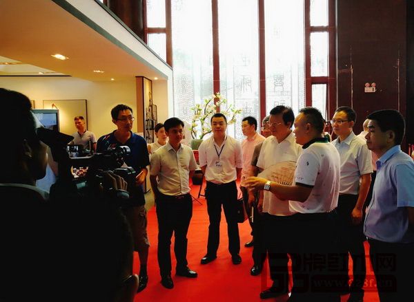 领导专家一行参观“首届中国新中式红木家具展”部分参展企业展厅