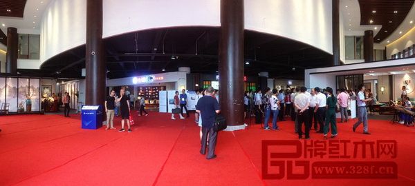 “首届中国新中式红木家具大会”开幕首日聚集大量人气，观展人数不断攀升