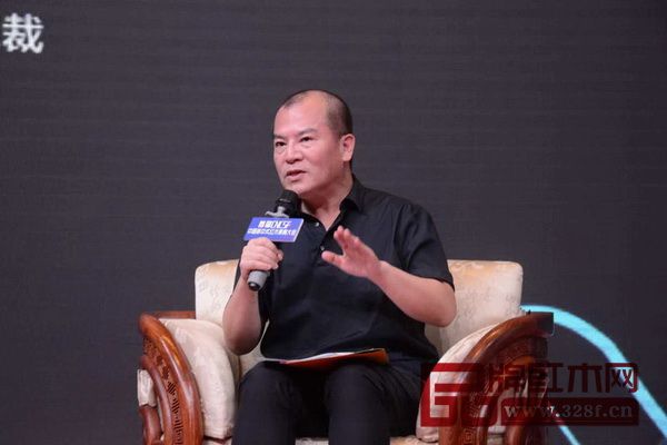 国际知名家具艺术设计师、深圳洪达仁设计总裁洪达仁介绍了如何设计与创造出有品味、有市场的新中式红木家具 