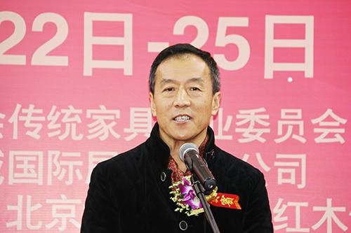   中国家具协会传统家具专业委员会秘书长姜恒夫致辞